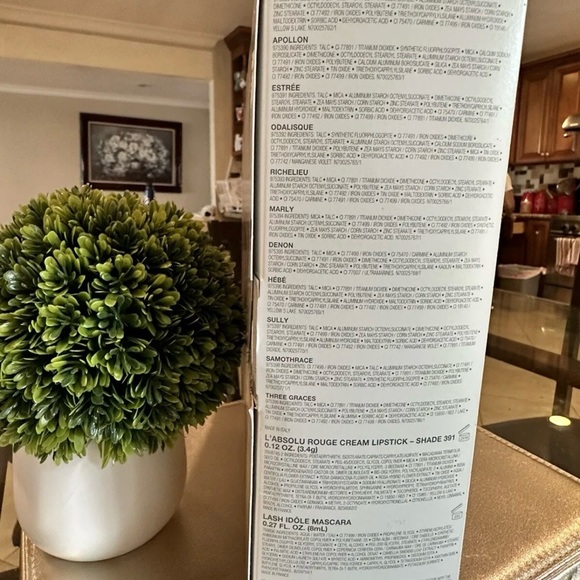 lancome Gift box 2023 Holiday Limited Edition. 10 Products. NIB. - Picture 6 of 6